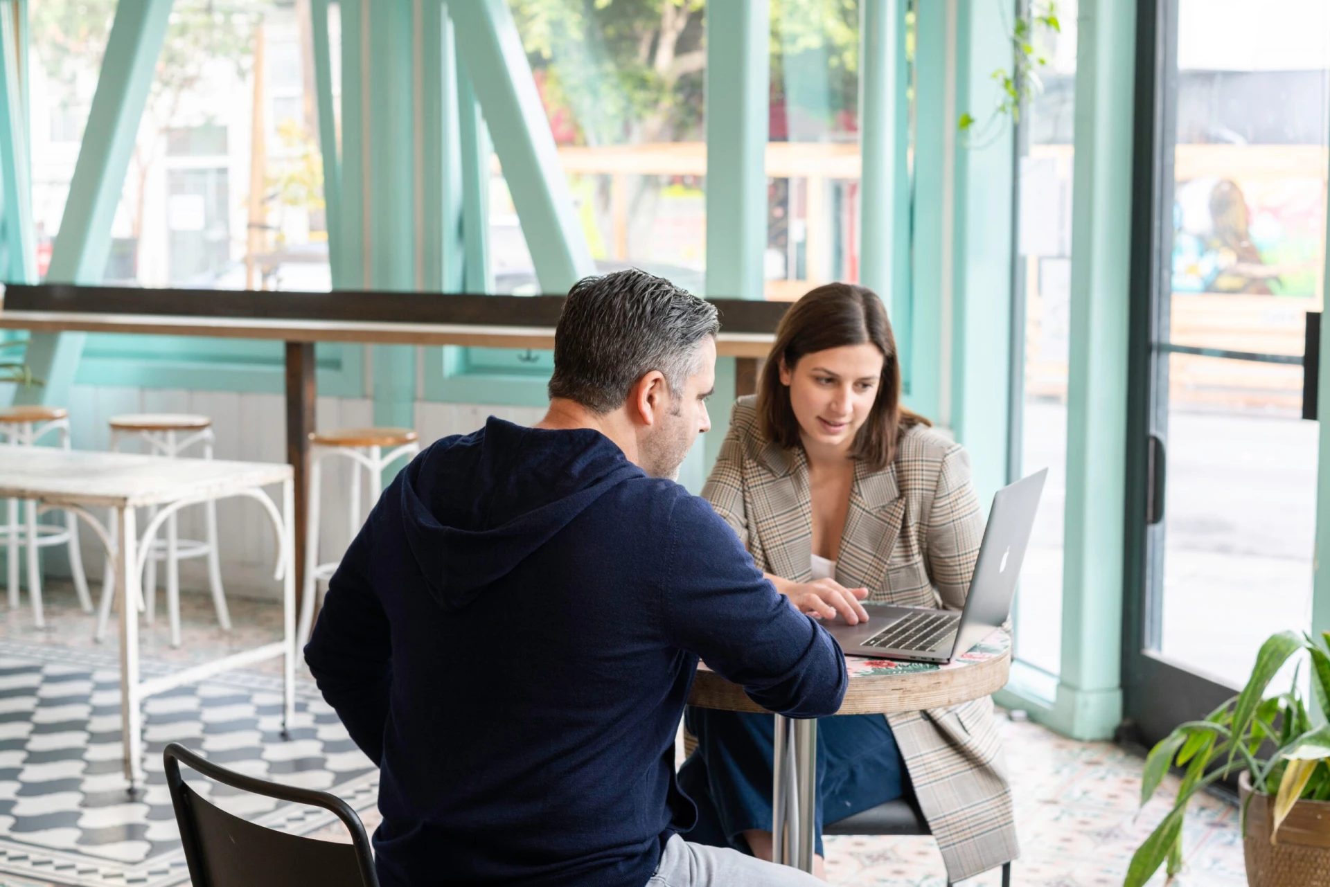 Manager vs leader representative image by Unsplash