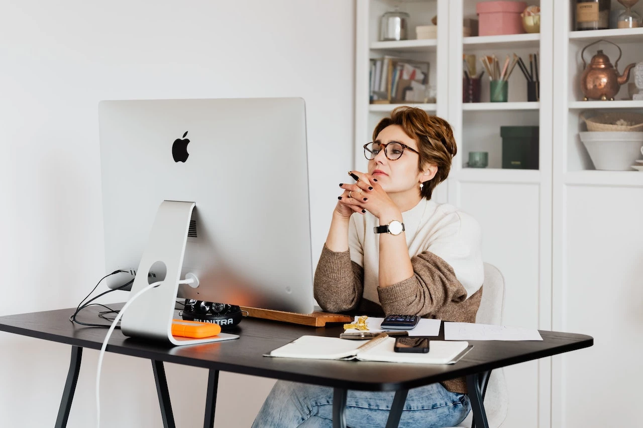 Working woman Photo by Karolina Grabowska (Pexels)